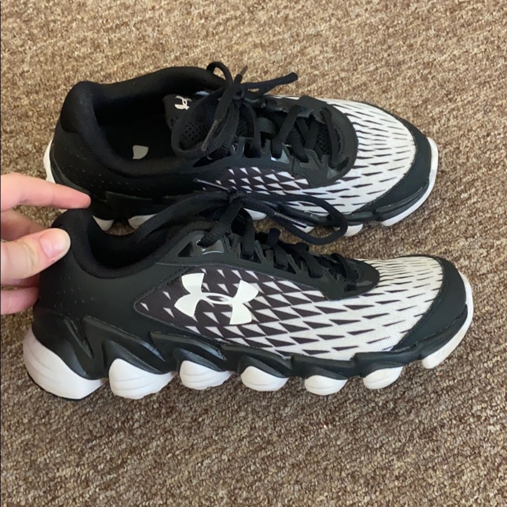 SOLD ‼️ Under Armour Sneakers 6